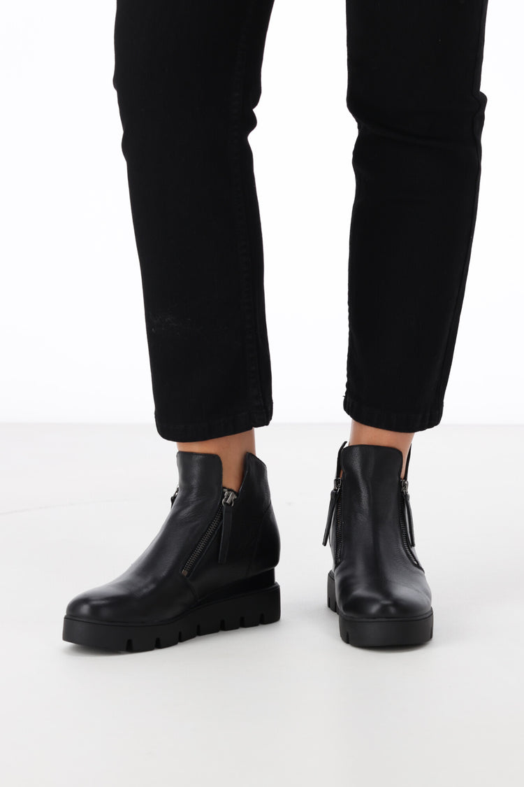 Django & Juliette Radio Black With Black Sole | Shine On NZ