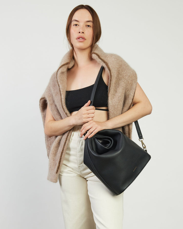 ショルダーバッグ・ポシェット SAVETTE Women Shoulder Bags H01717 001 Black Half-moon shoulder bag - Women's fashion | Stradivarius